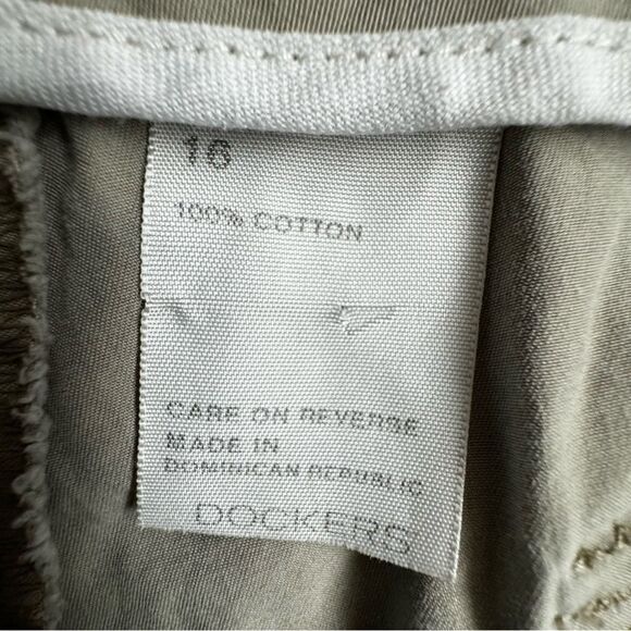 Dockers Woman’s Tan Shorts Casual SZ 16 - Picture 12 of 14